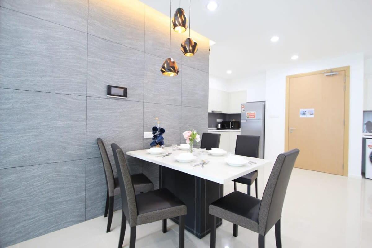 A Stylish High-Floor 2Br Suasana Suites Views Johor Bahru Exteriör bild